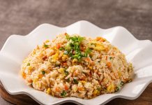 Dünya mutfağının en sevilen lezzetlerinden biri olan Fried Rice, özellikle Asya kültüründe günlük yaşamın ayrılmaz bir parçasıdır. Pirincin baharatlar, sebzeler ve çeşitli proteinlerle harmanlanmasıyla hazırlanan bu yemek, hem pratik hem de doyurucu olmasıyla öne çıkar. Farklı ülkelerde farklı tariflerle yapılan bu yemek, çok yönlülüğü sayesinde herkesin damak zevkine hitap eder. Konulu bir haber görseli.