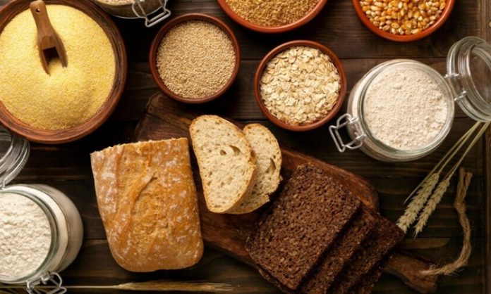 Glutensiz Beslenme Sağlıklı ve Lezzetli Alternatifler Son yıllarda beslenme trendlerinde önemli bir yere sahip olan glutensiz yemekler, özellikle gluten hassasiyeti olan bireyler için vazgeçilmez hale gelmiştir. Glutensiz beslenme, buğday, arpa ve çavdar gibi gluten içeren tahıllardan uzak durmayı gerektirir ve yalnızca doğal olarak gluten içermeyen besinlerin tüketilmesini öngörür. Bu sayede hem sindirim sorunları azaltılır hem de genel sağlık üzerinde olumlu etkiler gözlemlenir. Konulu bir haber görseli.