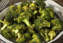 Haşlanmış brokoli, hem lezzeti hem de sağlığa faydaları ile sofralarda önemli bir yer edinmiştir. Özellikle sebze ağırlıklı beslenmeyi tercih edenlerin favorilerinden biri olan bu yemek, kısa sürede hazırlanabilmesi sayesinde pratik bir seçenek sunar. Taze brokoli dallarının sıcak suda haşlanarak servis edilmesi, hem doğal rengini korumasını sağlar hem de besin değerlerinin büyük kısmını muhafaza eder. Konulu bir haber görseli.