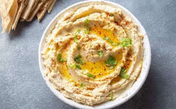 Humus, Orta Doğu mutfağının en bilinen ve sevilen mezelerinden biridir. Başlıca malzemeleri nohut, tahin, limon suyu, sarımsak ve zeytinyağı olan bu özel tarif, yüzyıllardır sofralarda yerini almaktadır. Tarihi çok eski dönemlere dayanan humus, özellikle Lübnan, Suriye, Filistin ve Türkiye gibi bölgelerde yaygın olarak tüketilir. Bugün ise dünya genelinde sağlıklı bir atıştırmalık ya da ana yemek yanında tamamlayıcı olarak tercih edilmektedir. Konulu bir haber görseli.