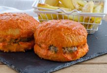 Türk mutfağının kendine has sokak lezzetleri arasında özel bir yere sahip olan ıslak hamburger, İstanbul’un özellikle Taksim Meydanı çevresinde ün kazanmıştır. Yoğun gece hayatı, hareketli caddeleri ve hızlı yaşam temposuyla birlikte bu lezzet, hem doyurucu hem de pratik bir çözüm sunar. İlk bakışta klasik bir hamburgeri andırsa da onu farklı kılan şey, sosu ve pişirme yöntemidir. Konulu bir haber görseli.