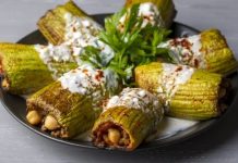 Türk mutfağının vazgeçilmezlerinden biri olan kabak dolması, hafifliği ve besleyici özelliğiyle yüzyıllardır sofralarda kendine özel bir yer edinmiştir. Anadolu’nun bereketli topraklarında yetişen taze kabaklarla hazırlanan bu yemek, hem günlük öğünlerde hem de özel davetlerde tercih edilen lezzetler arasında bulunur. Dolma kültürünün önemli temsilcilerinden biri olan kabak dolması, sağlıklı ve doyurucu yönüyle her yaştan insanın ilgisini çeker. Konulu bir haber görseli.