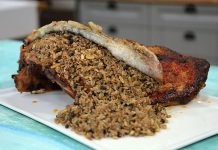 Türk mutfağının en özel yemeklerinden biri olan kaburga dolması, özellikle Güneydoğu Anadolu Bölgesi’nde köklü bir geçmişe sahiptir. Tarihi Osmanlı mutfağına kadar uzanan bu yemek, özellikle Diyarbakır ve çevresinde bayram sofralarının, düğünlerin ve özel kutlamaların en gözde ana yemeklerinden biri olarak bilinir. Kaburga dolması, hazırlanışındaki özen ve pişirme yöntemindeki sabır ile adeta bir kültürel miras olarak nesillerden nesillere aktarılmaktadır. Konulu bir haber görseli.