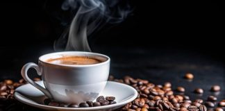 Kahve, yüzyıllardır hem sosyal hem de kültürel bir içecek olarak dünya genelinde tüketilmektedir. Etiyopya kökenli bu içecek, Osmanlı’dan Avrupa’ya, oradan da tüm dünyaya yayılmıştır. Kahve, sadece bir içecek değil, aynı zamanda sohbetlerin, iş toplantılarının ve günlük ritüellerin ayrılmaz bir parçasıdır. Konulu bir haber görseli.