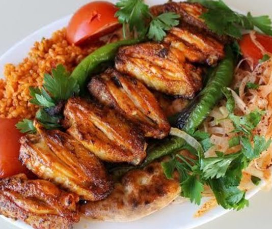 Kanat tavuk, hem lezzeti hem de pratik pişirme avantajı ile mutfaklarda sık tercih edilen bir protein kaynağıdır. Kanat tavuk alırken tazeliği her zaman ön planda tutulmalıdır. Tavuğun rengi, kokusu ve dokusu, satın alım sırasında dikkat edilmesi gereken en önemli unsurlardır. Taze kanat tavuk, pişirme sırasında hem aromatik özelliklerini korur hem de daha yumuşak bir dokuya sahip olur. Konulu bir haber görseli.