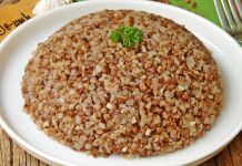 Karabuğday pilavı, özellikle sağlıklı beslenmeyi tercih edenlerin sofralarında sıkça yer alan bir alternatif olarak öne çıkar. Bu özel pilav, hem glütensiz yapısı hem de besin değerleri ile dikkat çeker. Karabuğdayın kendine has aroması, pilavın sade lezzeti ile birleşerek eşsiz bir tat sunar. Konulu bir haber görseli.