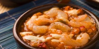 Karides güveç, taze karideslerin sebzeler, aromatik baharatlar ve zeytinyağıyla birlikte güveçte pişirilmesiyle hazırlanan, hem sağlıklı hem de lezzetli bir deniz ürünü yemeğidir. Bu yöntem, karidesin doğal lezzetini korumasına ve sebzelerle aromalarının birbirine geçmesine olanak sağlar. Özellikle hafif öğünler arayanlar için ideal bir seçenektir. Konulu bir haber görseli.