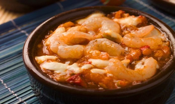 Karides güveç, taze karideslerin sebzeler, aromatik baharatlar ve zeytinyağıyla birlikte güveçte pişirilmesiyle hazırlanan, hem sağlıklı hem de lezzetli bir deniz ürünü yemeğidir. Bu yöntem, karidesin doğal lezzetini korumasına ve sebzelerle aromalarının birbirine geçmesine olanak sağlar. Özellikle hafif öğünler arayanlar için ideal bir seçenektir. Konulu bir haber görseli.