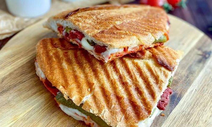 Karışık tost, özellikle Türkiye’de sabah kahvaltılarının ve ara öğünlerin vazgeçilmez lezzetlerinden biri haline gelmiştir. Bu tost çeşidi, klasik kaşarlı tostun ötesine geçerek sucuk, salam, domates, biber ve peynir gibi malzemelerin bir araya gelmesiyle hazırlanır. Böylece hem doyurucu hem de zengin bir lezzet sunar. Konulu bir haber görseli.