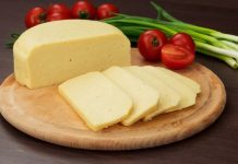 Kaşar dilimi, Türkiye’nin peynir kültüründe önemli bir yer tutar ve hem kahvaltılarda hem de yemeklerde yaygın olarak tercih edilir. Kendine özgü aroması, kolay eriyen dokusu ve pratik kullanım avantajı ile sofraların baş tacı olmuştur. Her yaştan tüketici tarafından sevilen kaşar dilimi, hem besleyici hem de lezzet açısından zengin bir üründür. Konulu bir haber görseli.