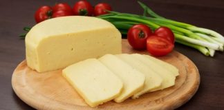 Kaşar dilimi, Türkiye’nin peynir kültüründe önemli bir yer tutar ve hem kahvaltılarda hem de yemeklerde yaygın olarak tercih edilir. Kendine özgü aroması, kolay eriyen dokusu ve pratik kullanım avantajı ile sofraların baş tacı olmuştur. Her yaştan tüketici tarafından sevilen kaşar dilimi, hem besleyici hem de lezzet açısından zengin bir üründür. Konulu bir haber görseli.