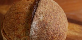 Kepekli Ekmek: Sağlıklı Beslenmenin Vazgeçilmez Parçası Türk mutfağında önemli bir yere sahip olan kepekli ekmek, geçmişten günümüze sofraların en sağlıklı seçeneklerinden biri olarak kabul edilmektedir. Özellikle doğal beslenme anlayışının öne çıktığı dönemlerde kepeği ayrılmamış unlardan yapılan bu ekmek, halk arasında uzun süre tercih edilmiştir. Tarihi oldukça eskiye dayanan kepekli ekmek, kırsal bölgelerde günlük yaşamın vazgeçilmez bir unsuru olmuştur. Konulu bir haber görseli.