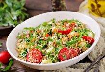 Kinoalı salata, son yıllarda sağlıklı beslenme trendlerinin en gözde tariflerinden biri hâline geldi. Antioksidanlar, protein ve lif bakımından zengin olan kinoa, salatanın temel malzemesi olarak öne çıkıyor. Dünya mutfaklarında farklı yorumlarla kullanılan bu salata, hem besleyici hem de doyurucu bir alternatif sunuyor. Konulu bir haber görseli.