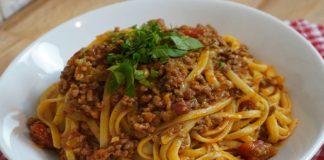 Kıymalı makarna, Türk mutfağında uzun yıllardır sevilen yemeklerden biridir. Hem pratik hem de doyurucu bir öğün sunması, onu özellikle aile sofralarında vazgeçilmez kılar. Kıymanın aroması ve makarnanın dokusu birleştiğinde ortaya çıkan lezzet, klasik tariflerle günümüzde bile ön plana çıkar. Konulu bir haber görseli.