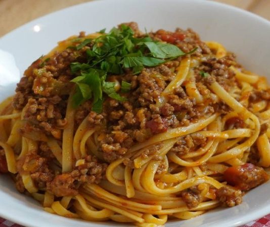 Kıymalı makarna, Türk mutfağında uzun yıllardır sevilen yemeklerden biridir. Hem pratik hem de doyurucu bir öğün sunması, onu özellikle aile sofralarında vazgeçilmez kılar. Kıymanın aroması ve makarnanın dokusu birleştiğinde ortaya çıkan lezzet, klasik tariflerle günümüzde bile ön plana çıkar. Konulu bir haber görseli.