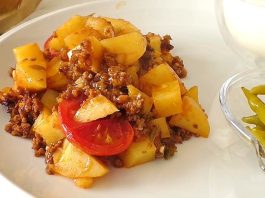 Türk mutfağının en sevilen yemeklerinden biri olan kıymalı patates, hem pratik hazırlanışı hem de doyurucu özelliğiyle öne çıkar. Yüzyıllardır Anadolu sofralarında kendine yer edinen bu yemek, özellikle ev yemekleri arasında ayrıcalıklı bir konuma sahiptir. Patatesin yumuşak yapısı ile kıymanın lezzetinin buluşması, ortaya hem sağlıklı hem de iştah açıcı bir sonuç çıkarır. Konulu bir haber görseli.