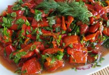 Közlenmiş biber salatası, Türk mutfağının klasik mezelerinden biri olarak bilinir ve sofraların renkli sunumları arasında yer alır. Bu salata, özellikle yaz ve kış sofralarında, hem pratik hem de lezzetli bir başlangıç olarak tercih edilir. Közleme yöntemi, biberlerin aromasını yoğunlaştırır ve salataya karakteristik bir tat katar. Konulu bir haber görseli.