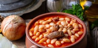 Kuru fasulye, Türk mutfağının en sevilen yemeklerinden biri olarak yüzyıllardır sofralarda yerini koruyor. Geleneksel lezzetlerin başında gelen kuru fasulye, hem doyuruculuğu hem de besleyici özellikleriyle ön plana çıkıyor. Pirinç pilavıyla oluşturduğu klasik ikili, adeta Anadolu sofralarının simgesi haline gelmiş durumda. Günümüzde de hem ev yemeklerinde hem de restoran menülerinde en çok tercih edilen yemeklerden biri olmayı sürdürüyor. Konulu bir haber görseli.