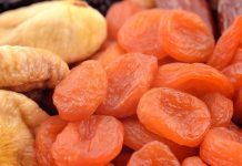 Kuru meyve, içerdiği yoğun besin değerleri sayesinde sağlıklı yaşamın olmazsa olmazlarından biri haline gelmiştir. Özellikle doğal yollarla kurutulan meyveler, içerdikleri vitamin ve minerallerin büyük bir kısmını koruyarak vücudu destekler. Günlük enerji ihtiyacını karşılamada etkili bir rol oynayan bu besinler, uzun süre tok tutmalarıyla da diyet yapanlar için avantaj sağlar. Konulu bir haber görseli.