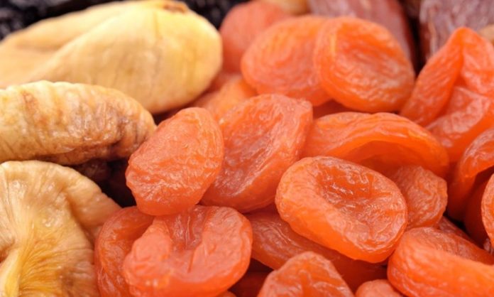 Kuru Meyve Sağlıklı Atıştırmalıkların Vazgeçilmezi Kuru meyve, içerdiği yoğun besin değerleri sayesinde sağlıklı yaşamın olmazsa olmazlarından biri haline gelmiştir. Özellikle doğal yollarla kurutulan meyveler, içerdikleri vitamin ve minerallerin büyük bir kısmını koruyarak vücudu destekler. Günlük enerji ihtiyacını karşılamada etkili bir rol oynayan bu besinler, uzun süre tok tutmalarıyla da diyet yapanlar için avantaj sağlar. Konulu bir haber görseli.