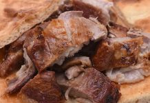 Türk mutfağında yüzyıllardır önemli bir yere sahip olan kuzu tandır, Osmanlı döneminden günümüze uzanan köklü bir geleneğin parçasıdır. Adını pişirme yönteminden alan bu yemek, geçmişte toprak tandırlarda ağır ateşte uzun süre pişirilerek hazırlanırdı. Bu yöntem, etin hem yumuşacık olmasını sağlar hem de lezzetinin doğal kalmasına yardımcı olurdu. Bugün ise modern mutfaklarda fırınlarda ya da özel kaplarda hazırlanarak sofralara taşınmaktadır. Konulu bir haber görseli.