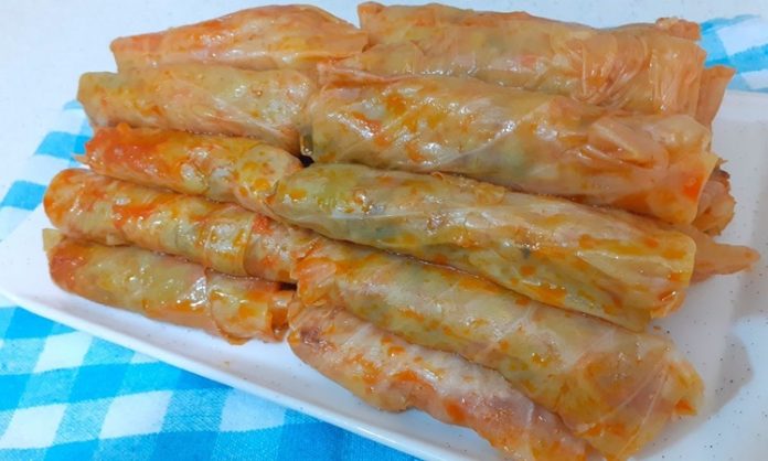 Türk mutfağının klasik tariflerinden biri olan lahana sarma, hem doyurucu hem de besleyici bir yemek olarak öne çıkıyor. İnce yapraklı lahana ile hazırlanan bu yemek, özellikle kış aylarında sofralarda sıkça yer alır. Lahana yapraklarının içine pirinç, kıyma ve çeşitli baharatlar eklenerek yapılan sarma, hem lezzeti hem de görünümüyle dikkat çeker. Konulu bir haber görseli.