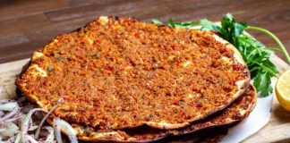 Türk mutfağının en sevilen lezzetlerinden biri olan lahmacun, yüzyıllardır sofralarda kendine yer bulmaktadır. İnce açılmış hamurun üzerine kıyma, domates, soğan, maydanoz ve çeşitli baharatlarla hazırlanan iç harcın eklenmesiyle pişirilen bu eşsiz yemek, hem lezzeti hem de pratikliğiyle öne çıkar. Anadolu’nun farklı bölgelerinde yaygın olarak tüketilen lahmacun, özellikle Güneydoğu mutfağının vazgeçilmezleri arasında yer almaktadır. Konulu bir haber görseli.