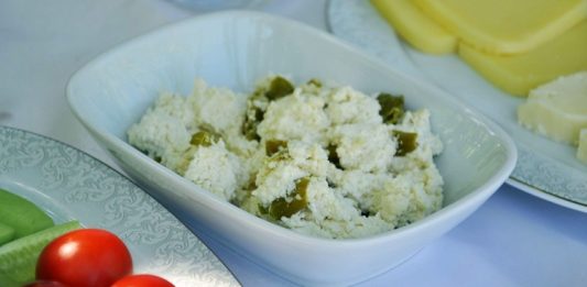 Lor peynirli meze, Türk mutfağının hafif ve besleyici tatlarından biri olarak sofralarda kendine özel bir yer bulur. Özellikle davet sofralarında, kahvaltılarda veya aperatif olarak sunulan bu mezeler, hem pratik hem de lezzetli bir seçenek oluşturur. Lor peyniri, düşük yağ oranı ve hafif tadı ile mezelerde yoğun bir lezzet dengesi sağlar. Mezeler, çeşitli sebzeler, baharatlar ve taze otlarla birleştiğinde sofralara renk ve aroma katar. Konulu bir haber görseli.