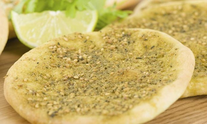 Manakish, özellikle Ortadoğu mutfağının popüler ve geleneksel bir lezzetidir. İnce hamur üzerine sürülen çeşitli malzemelerle hazırlanan bu yemek, kahvaltıdan atıştırmalığa kadar farklı öğünlerde tüketilebilir. Zengin aroması ve pratik sunumu sayesinde manakish, hem evde hem de sokak lezzeti olarak yaygınlaşmıştır. Konulu bir haber görseli.