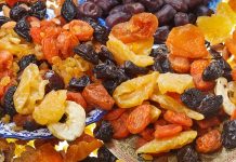 Meyve kurusu, son yıllarda sağlıklı beslenme trendlerinin yükselmesiyle birlikte daha çok tercih edilen bir atıştırmalık haline geldi. Doğal şeker içeriği ve uzun saklama ömrü sayesinde evlerde, ofislerde ve yolculuklarda sıkça tüketiliyor. Kuru meyveler, sadece tatlı ihtiyacını karşılamakla kalmıyor, aynı zamanda vitamin ve mineral bakımından zengin içerikleriyle sağlığa katkı sağlıyor. Özellikle doğal ve katkısız kurutulmuş meyveler, tüketicilerin ilgisini çekiyor ve sağlıklı yaşam trendlerini destekliyor. Konulu bir haber görseli.