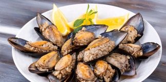 Türk mutfağının en bilinen sokak lezzetlerinden biri olan midye dolma, kökeni Osmanlı dönemine kadar uzanan köklü bir geçmişe sahiptir. Saray mutfağında farklı baharatlarla hazırlanan pirinçli yemeklerin deniz ürünleriyle birleşmesi sonucu ortaya çıktığı düşünülmektedir. Zamanla bu lezzet, sokaklara taşınarak herkesin ulaşabileceği bir hale gelmiştir. Konulu bir haber görseli.