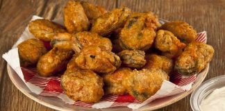 Türk mutfağının eşsiz sokak lezzetlerinden biri olan midye tava, uzun yıllardır özellikle sahil şehirlerinde tüketilen geleneksel bir yiyecektir. Osmanlı mutfağında kızartma tekniklerinin gelişmesiyle beraber ortaya çıkan bu lezzet, zamanla halk arasında popüler hale gelmiştir. Özellikle balık lokantalarının menülerinde yer alarak geniş kitlelere ulaşmıştır. Konulu bir haber görseli.