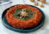 Muhammara, özellikle Akdeniz ve Orta Doğu mutfaklarının sevilen mezelerinden biridir. Muhammara, kırmızı biber, ceviz ve zeytinyağı ile hazırlanan, hem lezzetli hem de besleyici bir mezedir. İçerdiği sağlıklı yağlar ve proteinler sayesinde hem enerji verir hem de vücut sağlığını destekler. Ceviz, özellikle omega-3 açısından zengin olmasıyla kalp sağlığını desteklerken, kırmızı biberin içerdiği vitaminler bağışıklık sistemini güçlendirir. Konulu bir haber görseli.