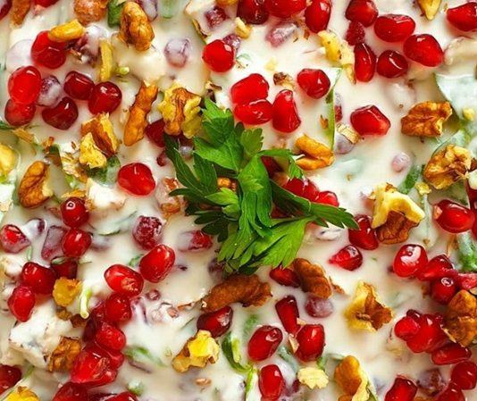 Narlı cevizli salata, hem görselliği hem de lezzeti ile sofralarda öne çıkan bir tariftir. Geleneksel Türk mutfağında yer alan salataların modern yorumlarından biri olarak, özellikle davet sofralarında ve özel günlerde sıkça tercih edilir. Narın canlı kırmızı rengi ve cevizlerin kıtırlığı, salatayı hem iştah açıcı hem de besleyici kılar. Konulu bir haber görseli.