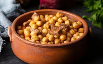 Nohut, hem geleneksel mutfağın hem de modern beslenme alışkanlıklarının en değerli bakliyatlarından biri olarak biliniyor. Anadolu mutfağında yüzyıllardır tüketilen nohut, yalnızca lezzetiyle değil sağladığı faydalarla da öne çıkıyor. Türkiye’nin hemen her bölgesinde yetiştirilebilen bu bakliyat, farklı tariflerde kullanılabilmesi sayesinde mutfaklarda geniş bir yer tutuyor. Konulu bir haber görseli.