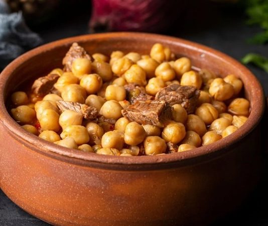 Nohut, hem geleneksel mutfağın hem de modern beslenme alışkanlıklarının en değerli bakliyatlarından biri olarak biliniyor. Anadolu mutfağında yüzyıllardır tüketilen nohut, yalnızca lezzetiyle değil sağladığı faydalarla da öne çıkıyor. Türkiye’nin hemen her bölgesinde yetiştirilebilen bu bakliyat, farklı tariflerde kullanılabilmesi sayesinde mutfaklarda geniş bir yer tutuyor. Konulu bir haber görseli.