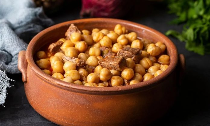 Nohut, hem geleneksel mutfağın hem de modern beslenme alışkanlıklarının en değerli bakliyatlarından biri olarak biliniyor. Anadolu mutfağında yüzyıllardır tüketilen nohut, yalnızca lezzetiyle değil sağladığı faydalarla da öne çıkıyor. Türkiye’nin hemen her bölgesinde yetiştirilebilen bu bakliyat, farklı tariflerde kullanılabilmesi sayesinde mutfaklarda geniş bir yer tutuyor. Konulu bir haber görseli.