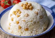 Nohutlu pilav, Türk mutfağının en sevilen ve sık tüketilen yemeklerinden biridir. Hem günlük öğünlerde hem de özel davetlerde sıkça hazırlanır. Tarih boyunca farklı kültürlerin etkisiyle şekillenen bu tarif, hem doyurucu hem de besleyici bir seçenek olarak öne çıkar. Konulu bir haber görseli.