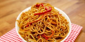 Noodle, Asya mutfağının en bilinen yiyeceklerinden biridir. Tarihi binlerce yıl öncesine kadar uzanan bu yiyecek, özellikle Çin, Japonya, Kore ve Tayland gibi ülkelerde büyük bir kültürel değer taşır. Pirinç, buğday veya yumurta gibi farklı malzemelerle hazırlanabilen noodle, bölgeden bölgeye farklılık gösterir. Çin mutfağında genellikle buğday unuyla yapılan versiyonları tercih edilirken, Japonya’da ramen ve soba çeşitleri öne çıkar. Konulu bir haber görseli.
