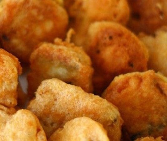 Pane sebze, son yıllarda sağlıklı atıştırmalık ve garnitür seçenekleri arasında ön plana çıkan bir lezzet olarak mutfaklarda yerini aldı. Kökeni Avrupa mutfağına dayanan bu tarif, sebzelerin çıtır dış yüzeyle kaplanıp kızartılması veya fırınlanmasıyla hazırlanır. Konulu bir haber görseli.