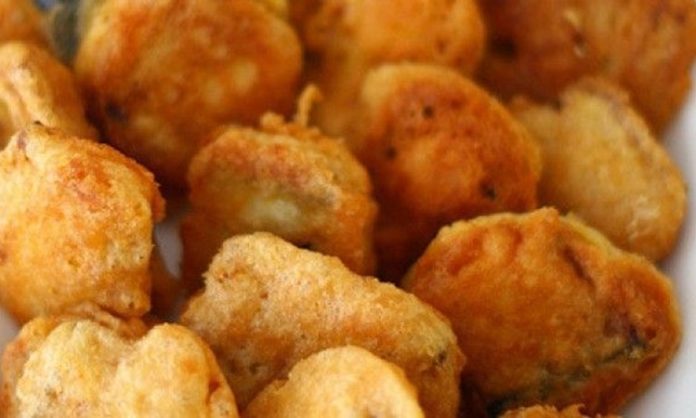 Pane Sebze Çıtır Lezzetlerle Sağlıklı Atıştırmalık Pane sebze, son yıllarda sağlıklı atıştırmalık ve garnitür seçenekleri arasında ön plana çıkan bir lezzet olarak mutfaklarda yerini aldı. Kökeni Avrupa mutfağına dayanan bu tarif, sebzelerin çıtır dış yüzeyle kaplanıp kızartılması veya fırınlanmasıyla hazırlanır. Konulu bir haber görseli.