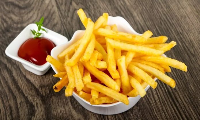 Patates kızartması, dünya genelinde en çok tüketilen atıştırmalıklardan biri olarak bilinir. Kökeni 18. yüzyıl Avrupa’sına dayanan bu lezzetli yiyecek, özellikle Belçika ve Fransa’da gelişmiştir. Küçük doğranmış patatesler, yağda kızartılarak altın sarısı bir renge kavuşur ve çıtır bir doku elde edilir. Konulu bir haber görseli.