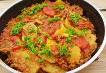 Patates oturtma, Türk mutfağının geleneksel tarifleri arasında önemli bir yere sahiptir. Hem doyurucu hem de lezzetli oluşuyla nesilden nesile aktarılan bu yemek, özellikle ev sofralarının vazgeçilmezlerinden biridir. Patatesin tok tutucu özelliği ile kıymanın besleyici gücü birleştiğinde ortaya çıkan uyum, damaklarda iz bırakan bir tat oluşturur. Konulu bir haber görseli.