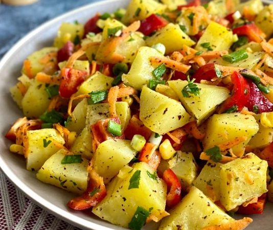 Patates Salatası: Sofraların Pratik Ve Lezzetli Mezesi Patates salatası, dünya mutfaklarında olduğu gibi Türk mutfağında da popüler bir meze olarak öne çıkar. Hem pratik hem de doyurucu oluşu, özellikle davet sofralarında ve günlük yemeklerde tercih edilmesini sağlar. Bu salata, patatesin doğal lezzetiyle diğer malzemelerin uyumunu ön plana çıkaran hafif ve besleyici bir seçenektir. Konulu bir haber görseli.