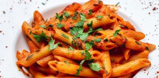 İtalyan mutfağının vazgeçilmezlerinden biri olan penne arabiata, baharatlı sosu ve pratik hazırlanışıyla dünya genelinde popüler bir yemek hâline gelmiştir. “Arabiata” kelimesi İtalyanca’da “öfkeli” anlamına gelir ve yemeğin acı kırmızı biberleriyle karakterize edilen lezzetini tanımlar. Bu özel makarna, özellikle hızlı ve lezzetli bir öğün arayanların favorisi olmuştur. Konulu bir haber görseli.