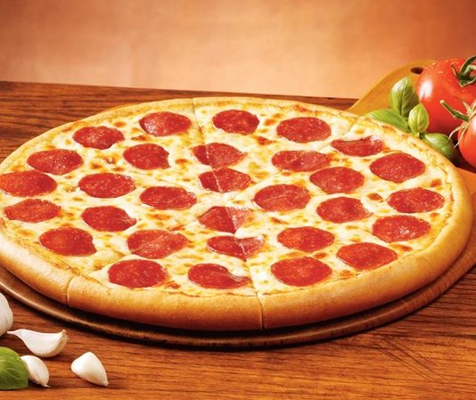 Pepperoni pizza, İtalyan mutfağından Amerikan kültürüne uzanan bir pizza çeşididir. İnce hamuru, baharatlı pepperoni dilimleri ve eriyen mozzarella peyniri ile eşsiz bir lezzet sunar. Amerika’da pizzanın popülerleşmesiyle birlikte pepperoni, dünya genelinde pizza severlerin en çok tercih ettiği malzemelerden biri haline gelmiştir. Konulu bir haber görseli.
