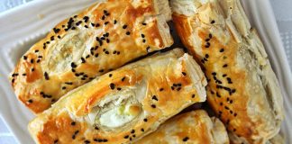 Peynirli Börek Lezzetinin Sofralardaki Vazgeçilmez Yeri Peynirli börek, Türk mutfağının en özel ve geleneksel lezzetlerinden biridir. Çay saatlerinin en çok aranan eşlikçisi, misafir sofralarının baş tacı ve sabah kahvaltılarının olmazsa olmazı olan bu börek çeşidi, pratik hazırlanışıyla da gönülleri fetheder. Kat kat yufkaların arasına serilen lezzetli peynir harcı sayesinde ortaya çıkan doyurucu tat, hem günlük öğünlerde hem de özel davetlerde sıklıkla tercih edilir. Bugün, peynirli böreğin tarihinden yapılışına, farklı çeşitlerinden püf noktalarına kadar pek çok detayı keşfedeceğiz. Konulu bir haber görseli.