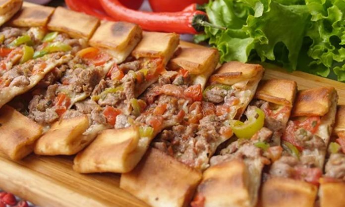 Türk mutfağının en özel hamur işleri arasında yer alan pide, yüzyıllar boyunca Anadolu’nun farklı bölgelerinde şekillenerek günümüze ulaşmıştır. İnce ya da kalın açılan hamurun üzerine kıyma, peynir, sucuk ya da sebzelerle hazırlanan malzemelerin eklenmesiyle pişirilen pide, hem doyurucu hem de lezzetli bir yiyecek olarak sofralarda yer alır. Osmanlı mutfak kültüründen izler taşıyan pide, özellikle taş fırınlarda pişirildiğinde kendine has aromasını bulur. Konulu bir haber görseli.