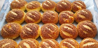 Poğaça, Türk mutfağının en sevilen hamur işlerinden biridir. Genellikle kahvaltılarda, çay saatlerinde ve ara öğünlerde tercih edilen poğaça, yumuşak dokusu ve lezzetli iç harcı ile öne çıkar. Tarihi kökenleri Osmanlı mutfağına kadar uzanan poğaça, farklı iç malzemelerle zenginleştirilerek günümüzde birçok çeşitte tüketilmektedir. Konulu bir haber görseli.