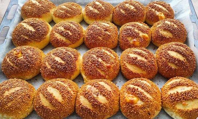 Poğaça Gelenekten Moderne Uzanan Lezzet Yolculuğu Poğaça, Türk mutfağının en sevilen hamur işlerinden biridir. Genellikle kahvaltılarda, çay saatlerinde ve ara öğünlerde tercih edilen poğaça, yumuşak dokusu ve lezzetli iç harcı ile öne çıkar. Tarihi kökenleri Osmanlı mutfağına kadar uzanan poğaça, farklı iç malzemelerle zenginleştirilerek günümüzde birçok çeşitte tüketilmektedir. Konulu bir haber görseli.